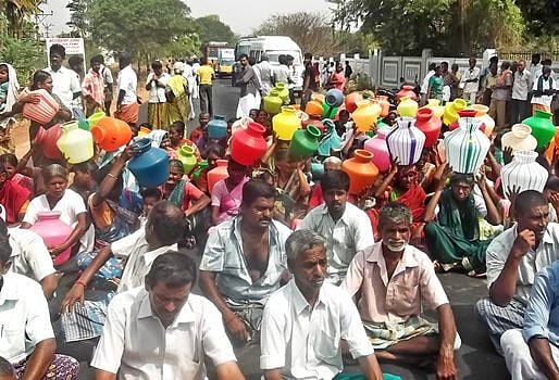 குடிநீர் கோரி பெண்கள் காலிக்குடங்களுடன் திடீர் சாலைமறியல்